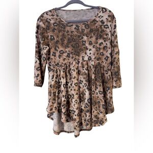 Chic Leopard Print Flowy Top